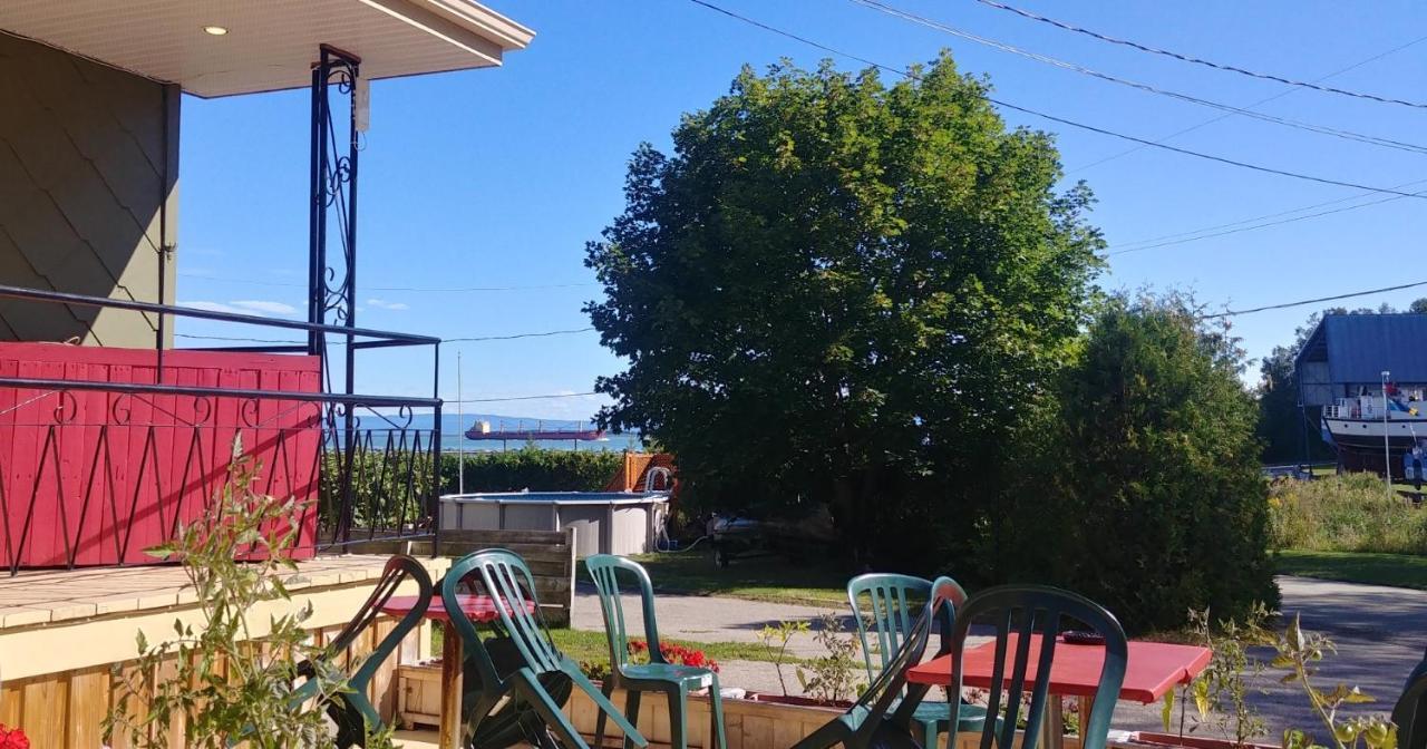 Auberge De La Rive De Charlevoix - Auberge De Jeunesse Familiale Pour Voyageurs De Tous Ages Saint-Joseph-de-la-Rive 外观 照片